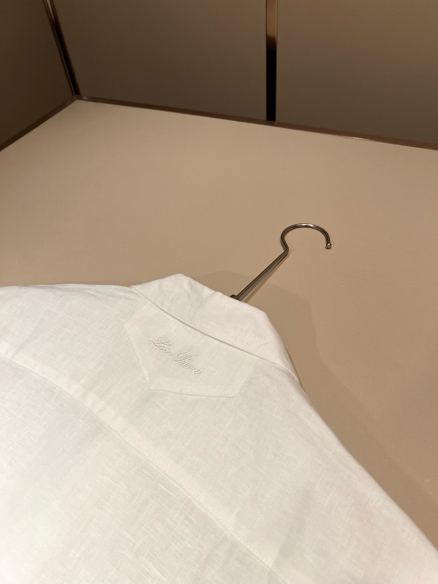 Loro Piana诺悠翩雅 2026春夏男士最新的贸易订单翻领衬衣，全品相！！采用logo刺绣图案设计！上身舒适透气，
