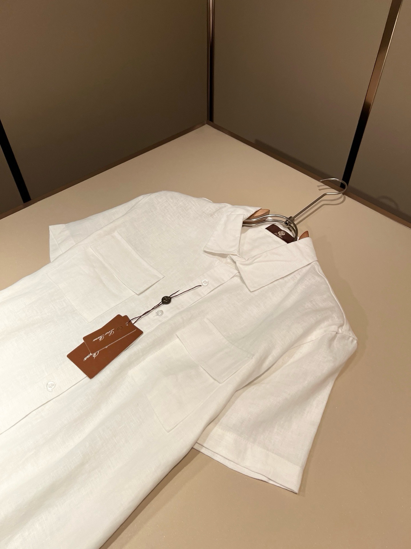 Loro Piana诺悠翩雅 2026春夏男士最新的贸易订单翻领衬衣，全品相！！采用logo刺绣图案设计！上身舒适透气，
