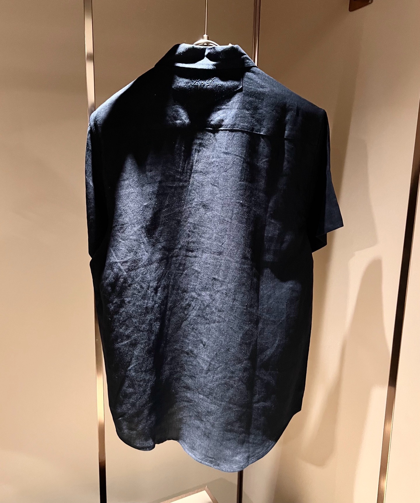 Loro Piana诺悠翩雅 2026春夏男士最新的贸易订单翻领衬衣，全品相！！采用logo刺绣图案设计！上身舒适透气，