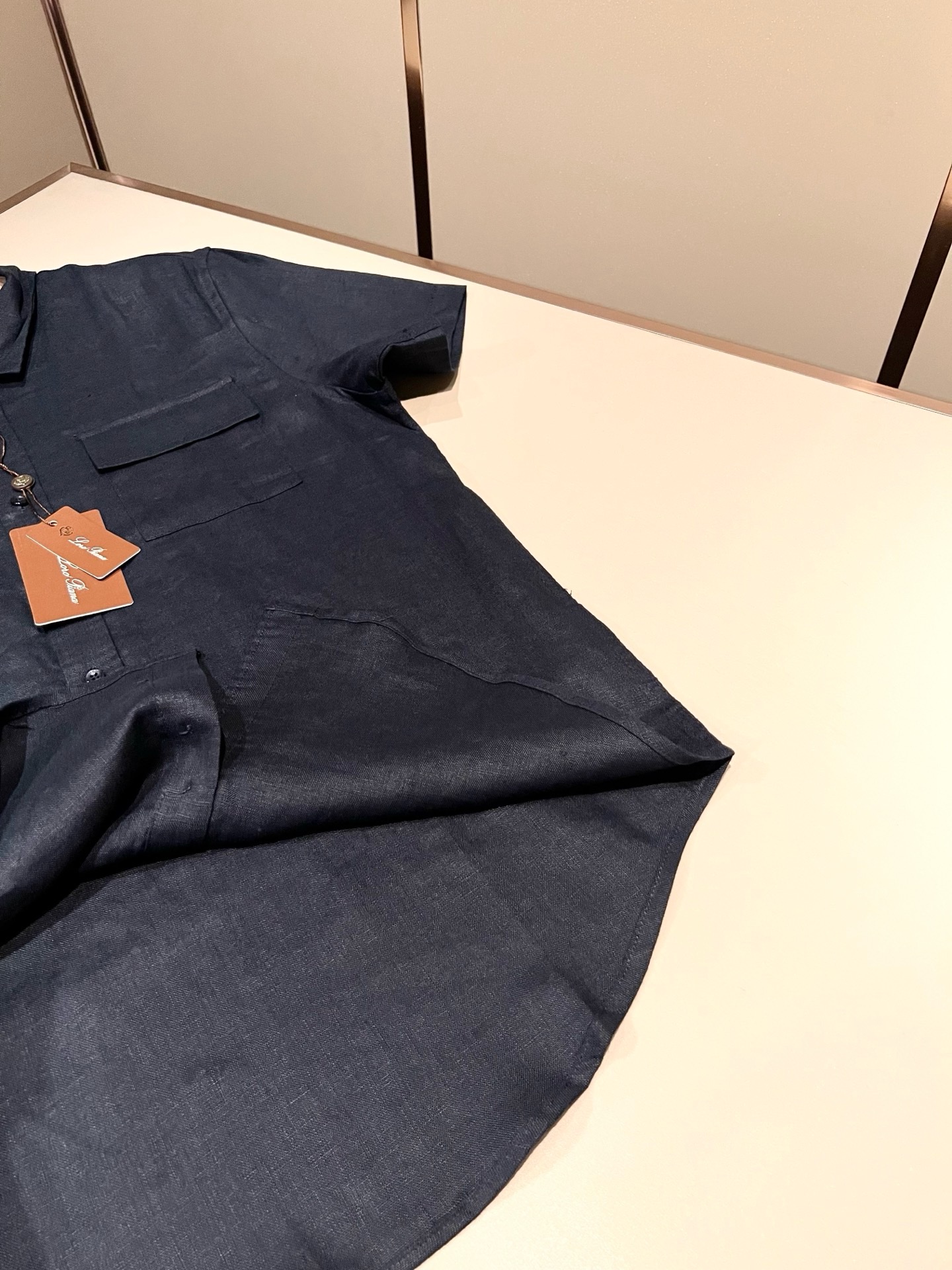 Loro Piana诺悠翩雅 2026春夏男士最新的贸易订单翻领衬衣，全品相！！采用logo刺绣图案设计！上身舒适透气，
