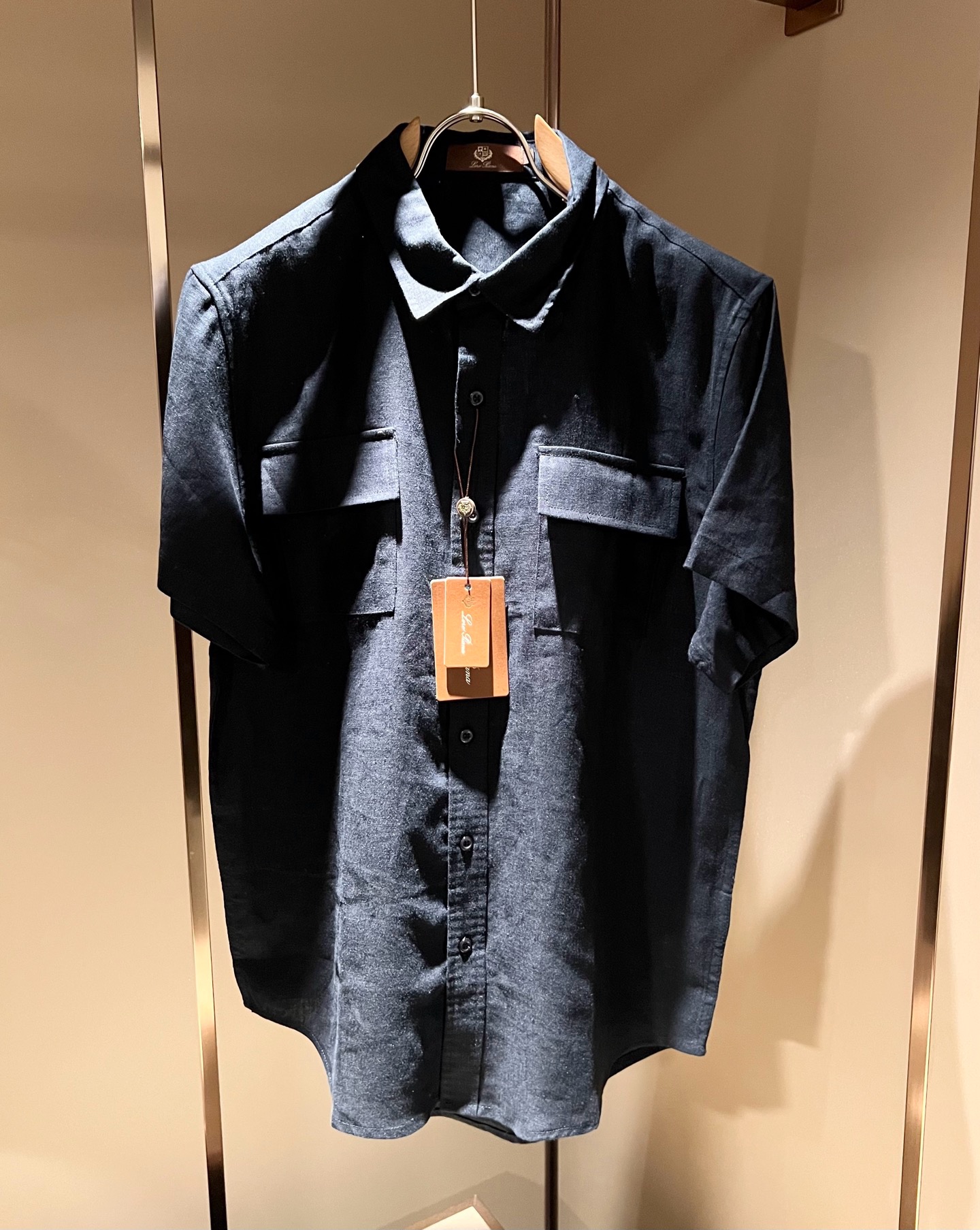 Loro Piana诺悠翩雅 2026春夏男士最新的贸易订单翻领衬衣，全品相！！采用logo刺绣图案设计！上身舒适透气，
