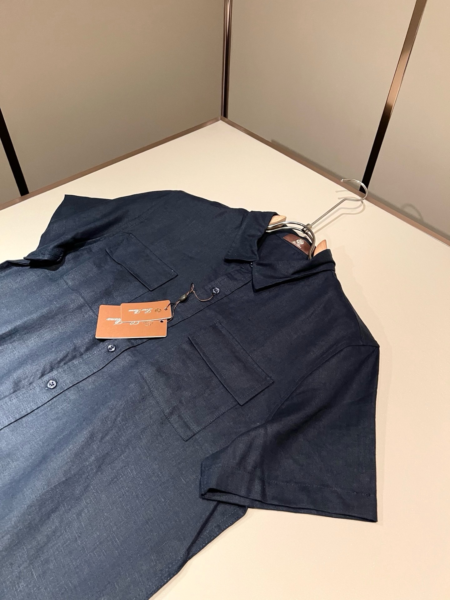 Loro Piana诺悠翩雅 2026春夏男士最新的贸易订单翻领衬衣，全品相！！采用logo刺绣图案设计！上身舒适透气，