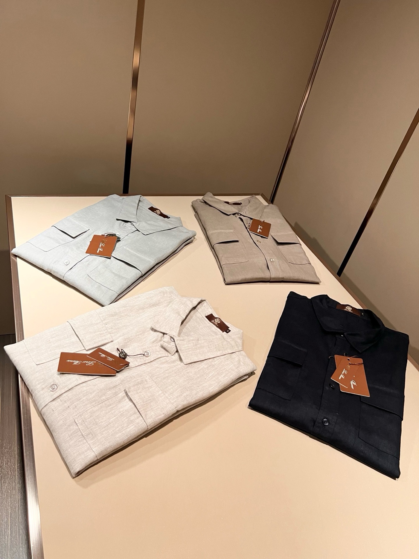 Loro Piana诺悠翩雅 2026春夏男士最新的贸易订单翻领衬衣，全品相！！采用logo刺绣图案设计！上身舒适透气，