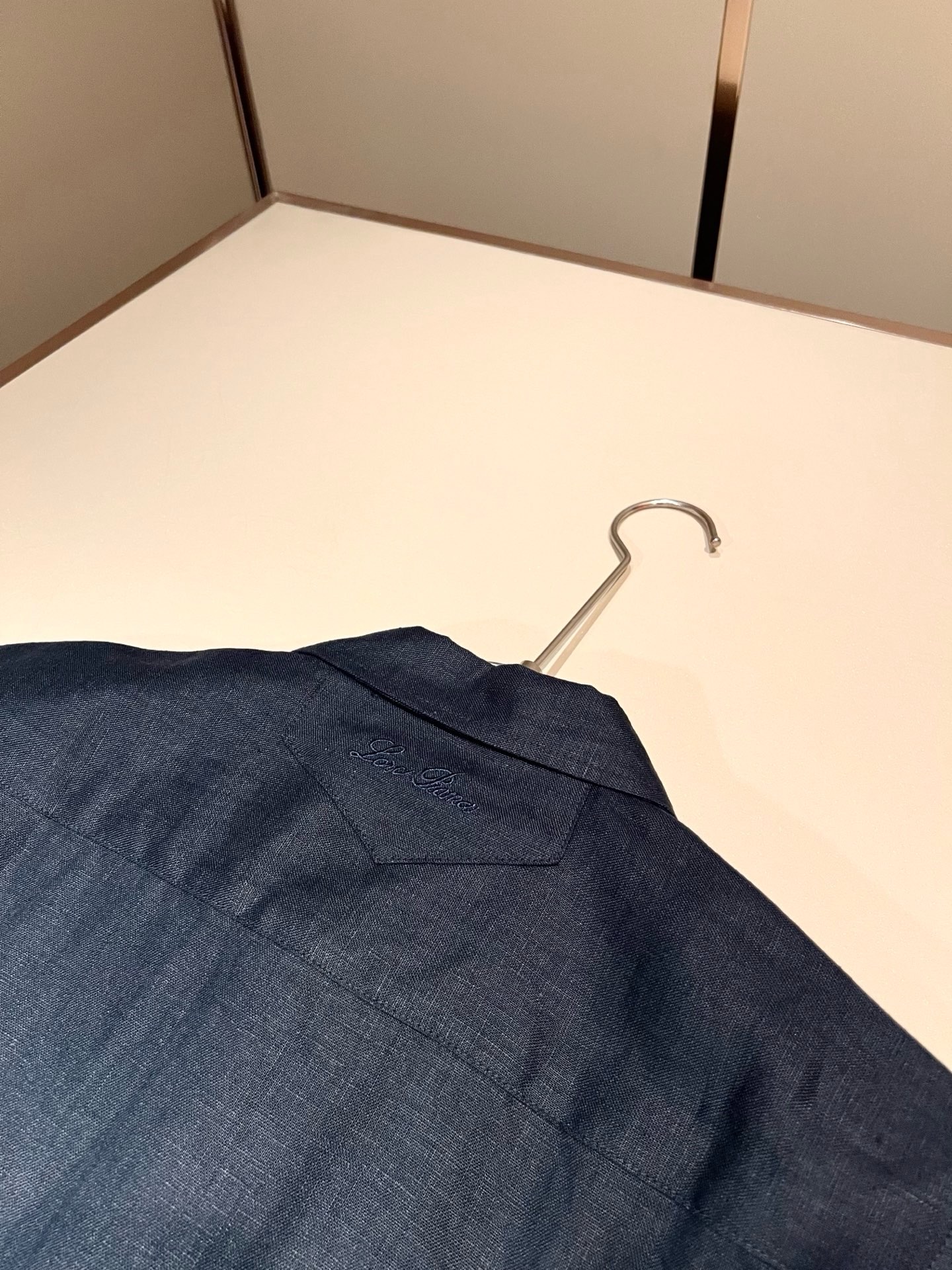 Loro Piana诺悠翩雅 2026春夏男士最新的贸易订单翻领衬衣，全品相！！采用logo刺绣图案设计！上身舒适透气，