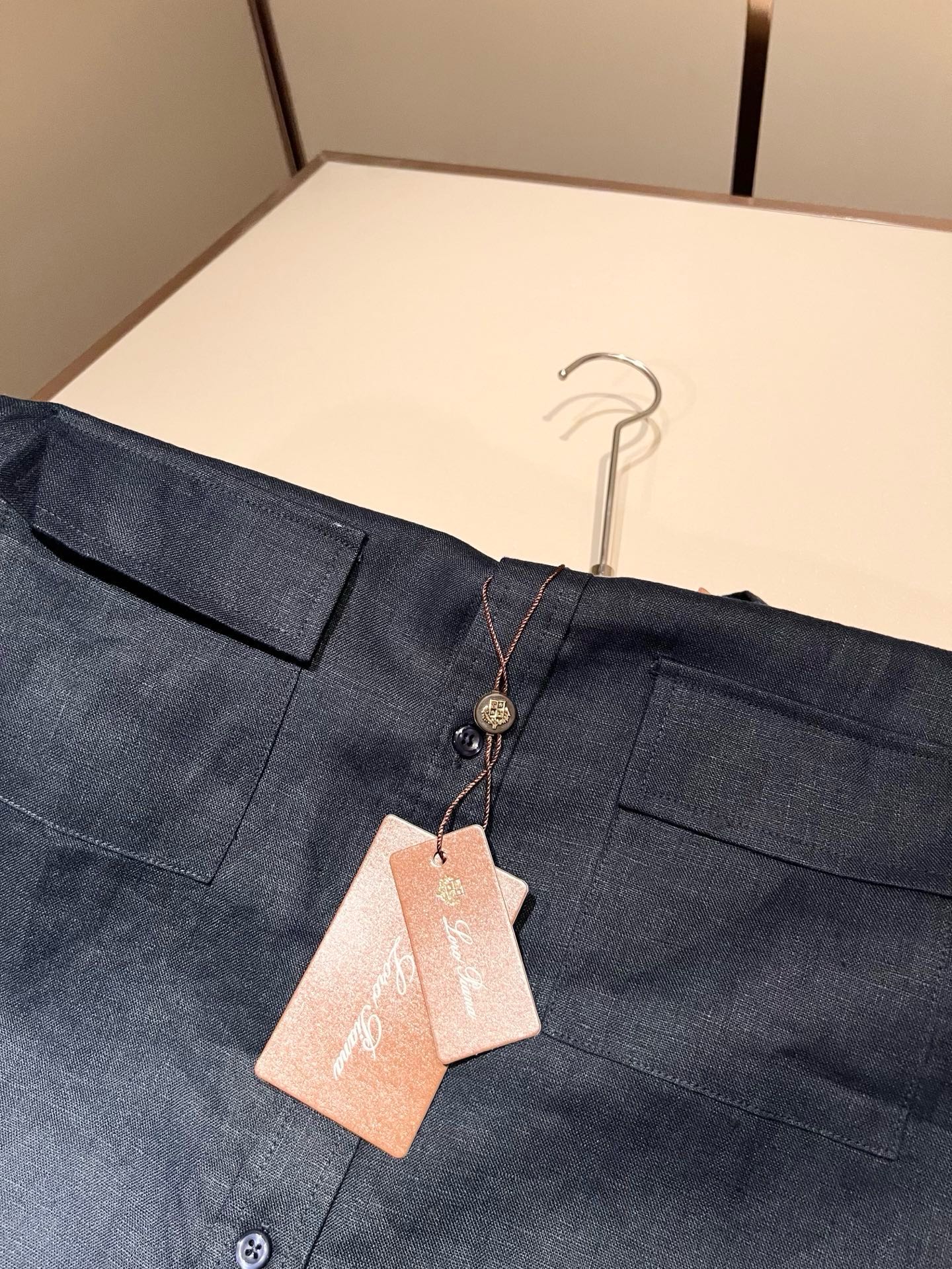 Loro Piana诺悠翩雅 2026春夏男士最新的贸易订单翻领衬衣，全品相！！采用logo刺绣图案设计！上身舒适透气，