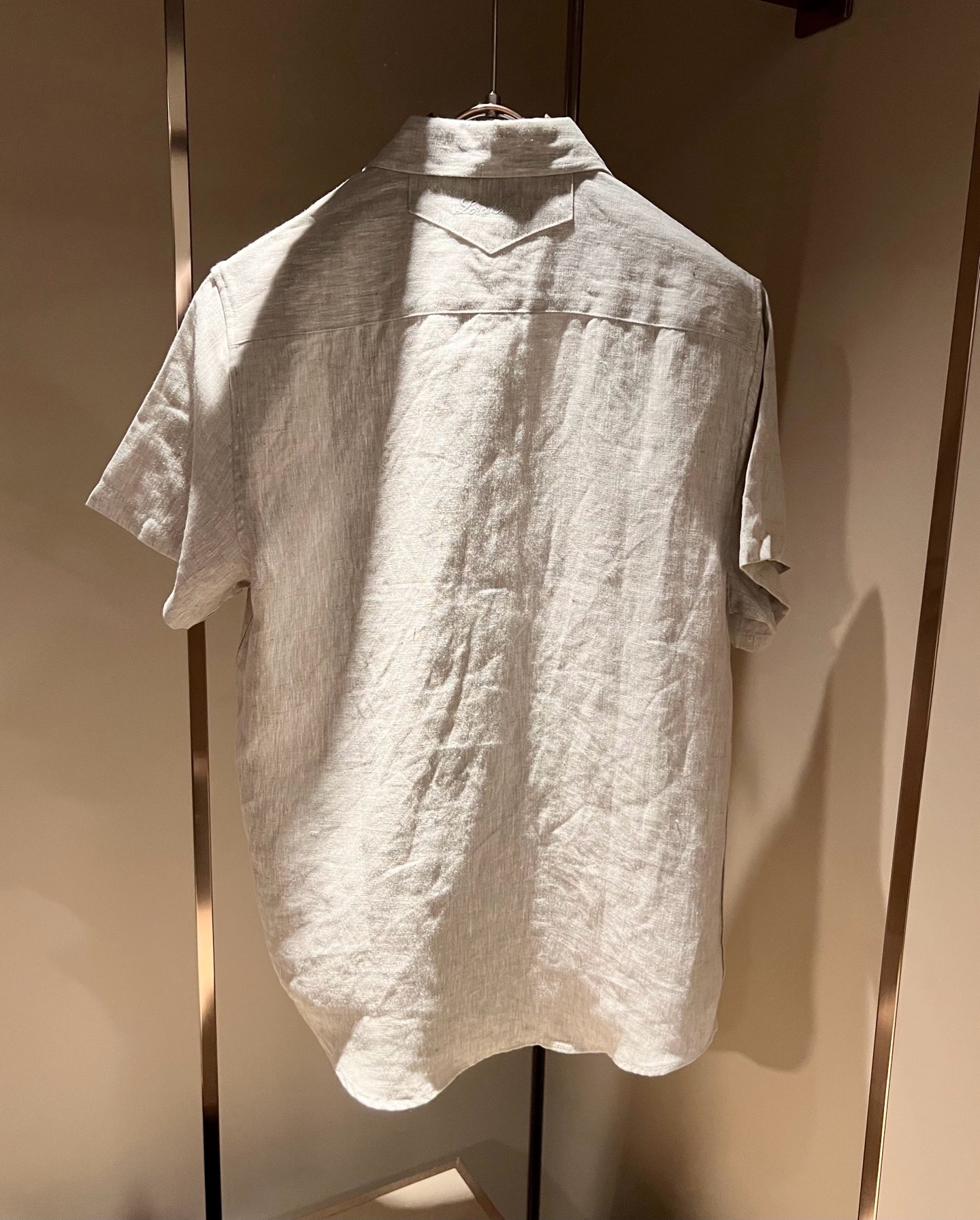 Loro Piana诺悠翩雅 2026春夏男士最新的贸易订单翻领衬衣，全品相！！采用logo刺绣图案设计！上身舒适透气，