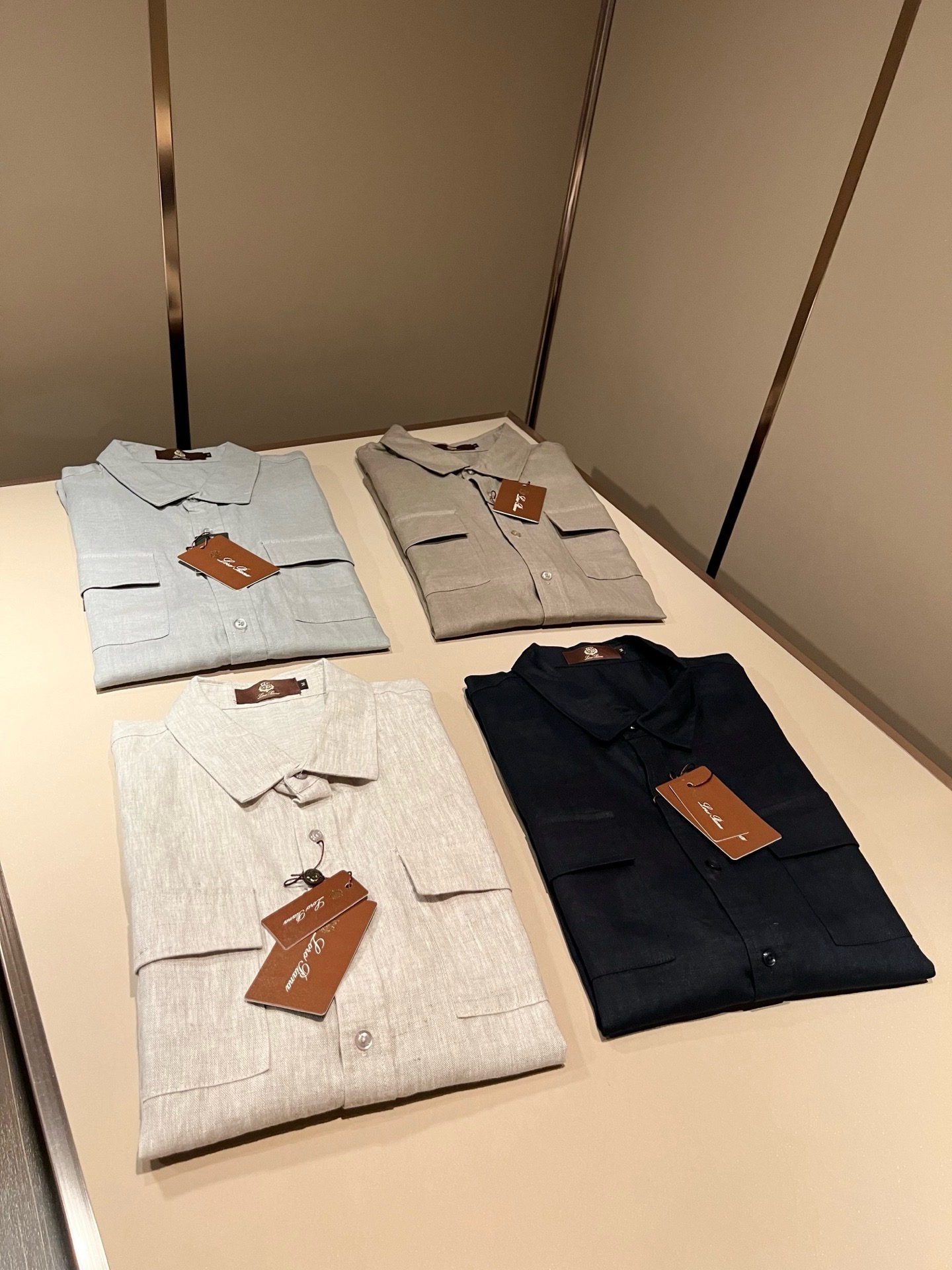 Loro Piana诺悠翩雅 2026春夏男士最新的贸易订单翻领衬衣，全品相！！采用logo刺绣图案设计！上身舒适透气，