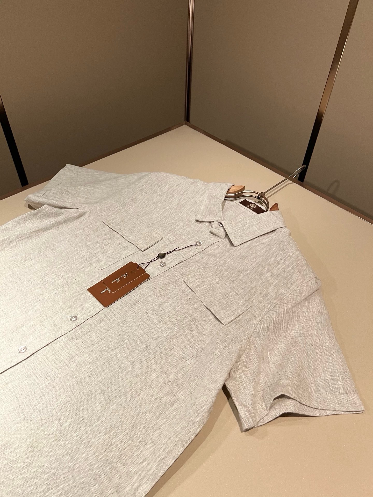 Loro Piana诺悠翩雅 2026春夏男士最新的贸易订单翻领衬衣，全品相！！采用logo刺绣图案设计！上身舒适透气，