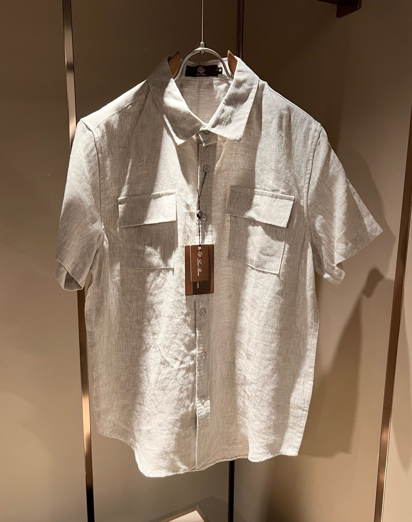 Loro Piana诺悠翩雅 2026春夏男士最新的贸易订单翻领衬衣，全品相！！采用logo刺绣图案设计！上身舒适透气，
