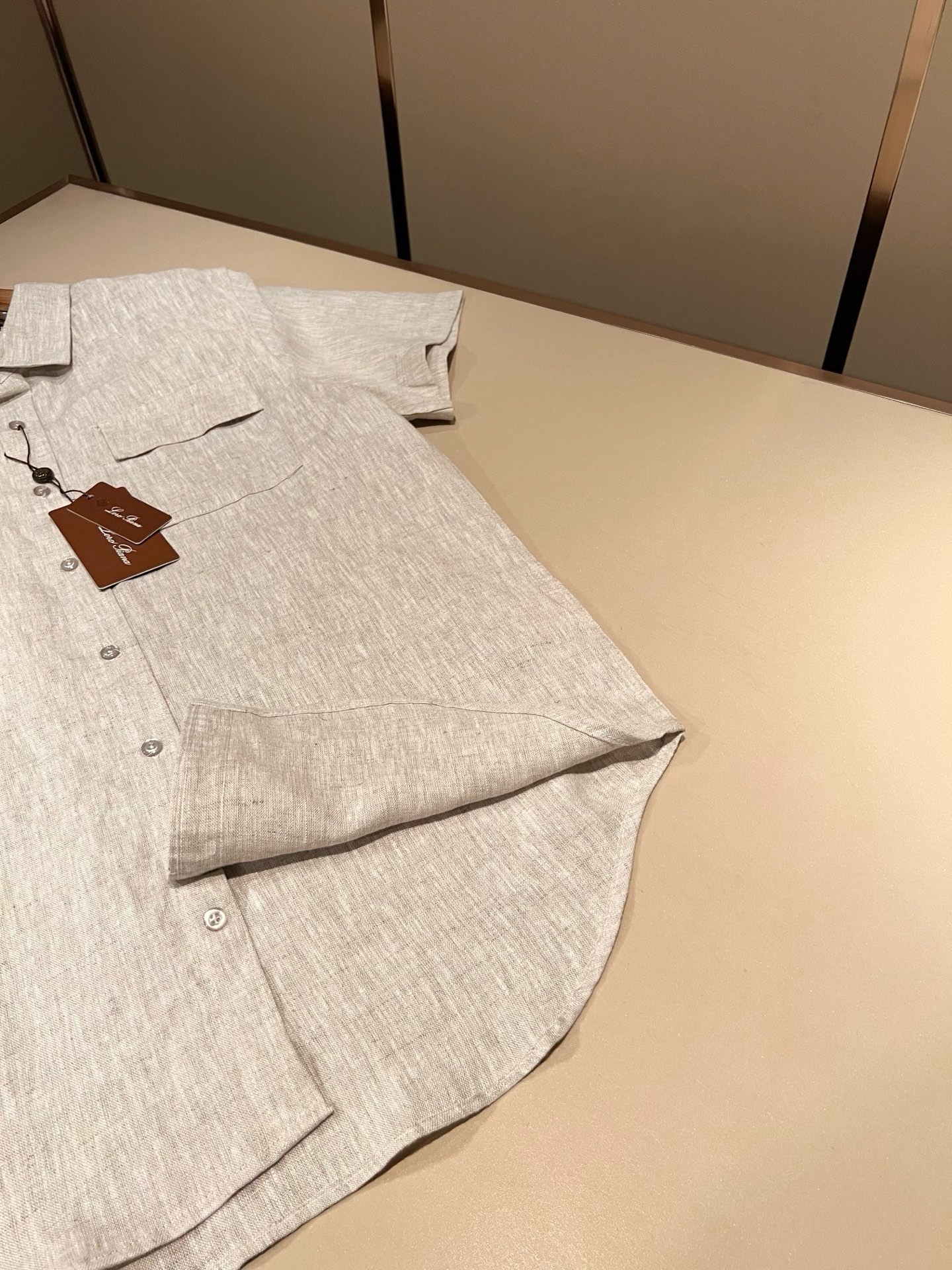 Loro Piana诺悠翩雅 2026春夏男士最新的贸易订单翻领衬衣，全品相！！采用logo刺绣图案设计！上身舒适透气，