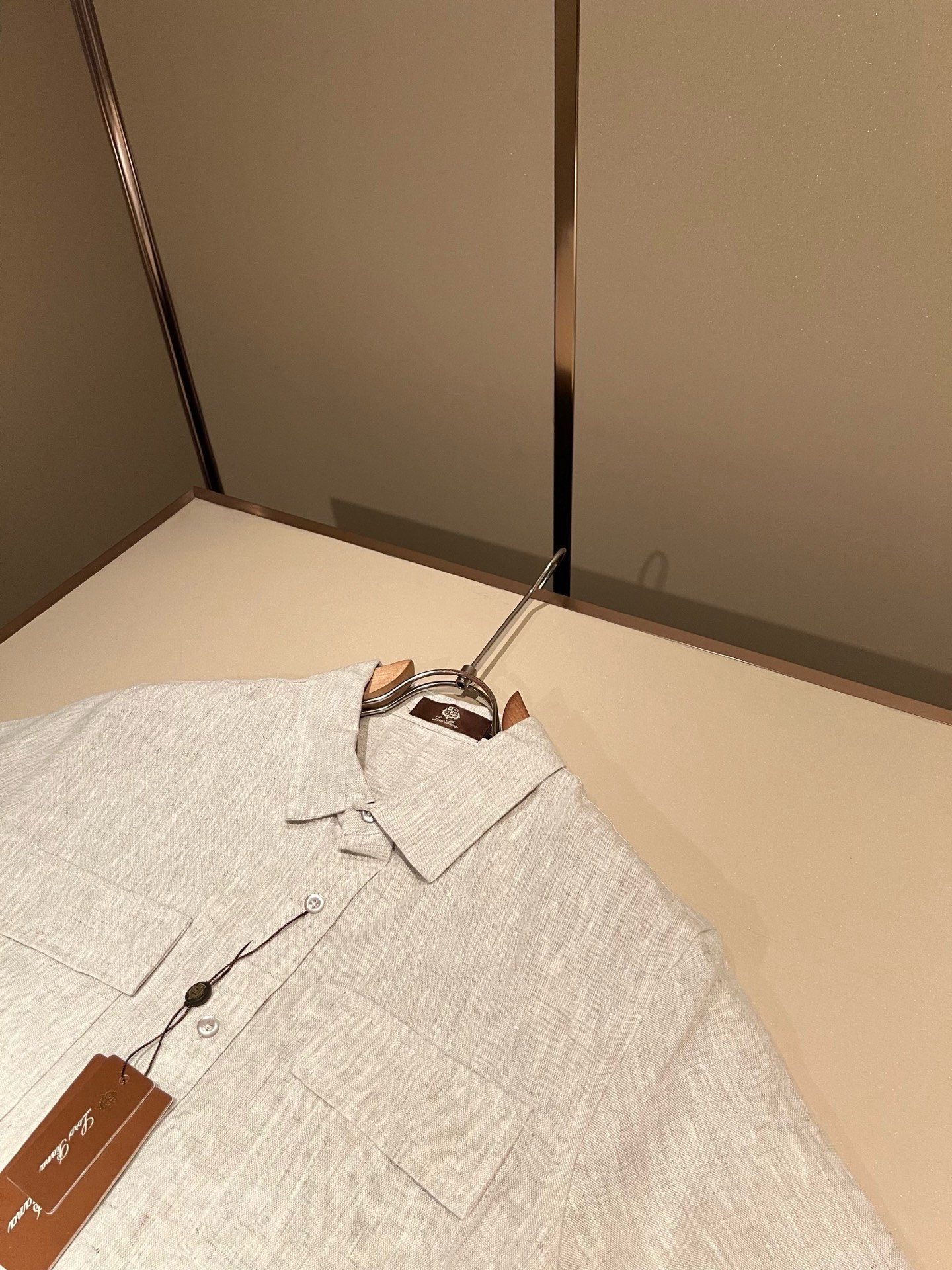 Loro Piana诺悠翩雅 2026春夏男士最新的贸易订单翻领衬衣，全品相！！采用logo刺绣图案设计！上身舒适透气，