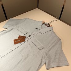 Loro Piana诺悠翩雅 2026春夏男士最新的贸易订单翻领衬衣,全品相!!采用logo刺绣图案设计!上身舒适透气, Loro Piana诺悠翩雅 2026春夏男士最新的贸易订单翻领衬衣,全品相!!采用logo刺绣图案设计!上身舒适透气,