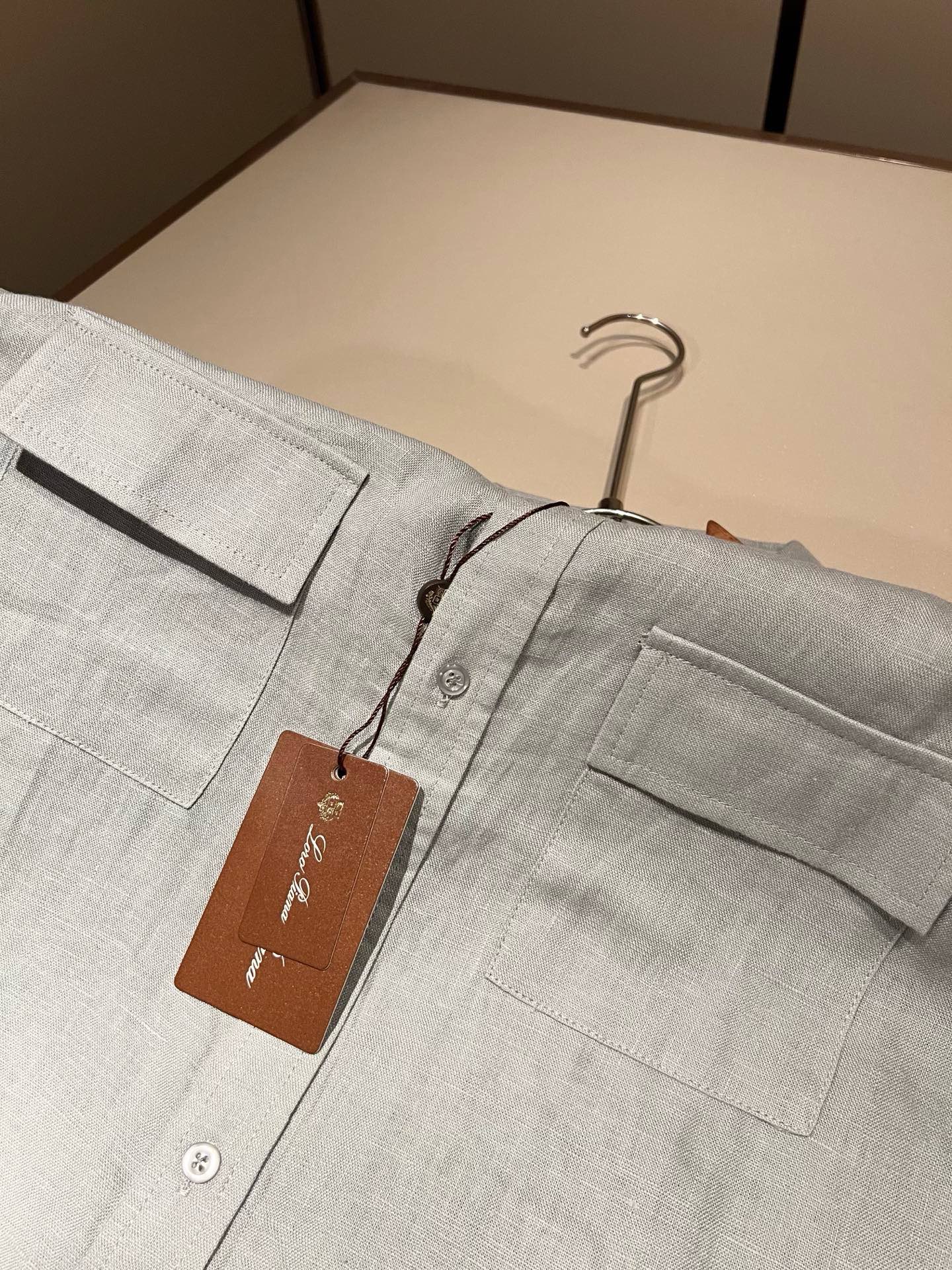 Loro Piana诺悠翩雅 2026春夏男士最新的贸易订单翻领衬衣,全品相!!采用logo刺绣图案设计!上身舒适透气, Loro Piana诺悠翩雅 2026春夏男士最新的贸易订单翻领衬衣,全品相!!采用logo刺绣图案设计!上身舒适透气,