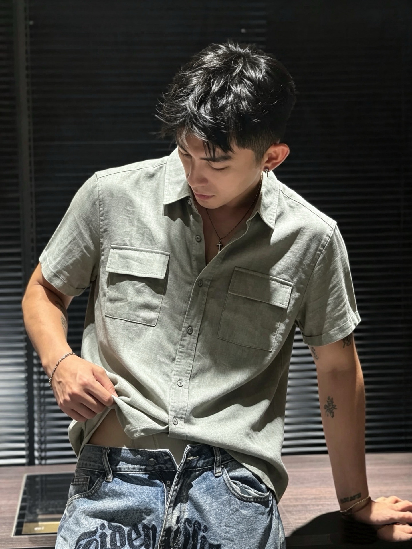 Loro Piana诺悠翩雅 2026春夏男士最新的贸易订单翻领衬衣，全品相！！采用logo刺绣图案设计！上身舒适透气，
