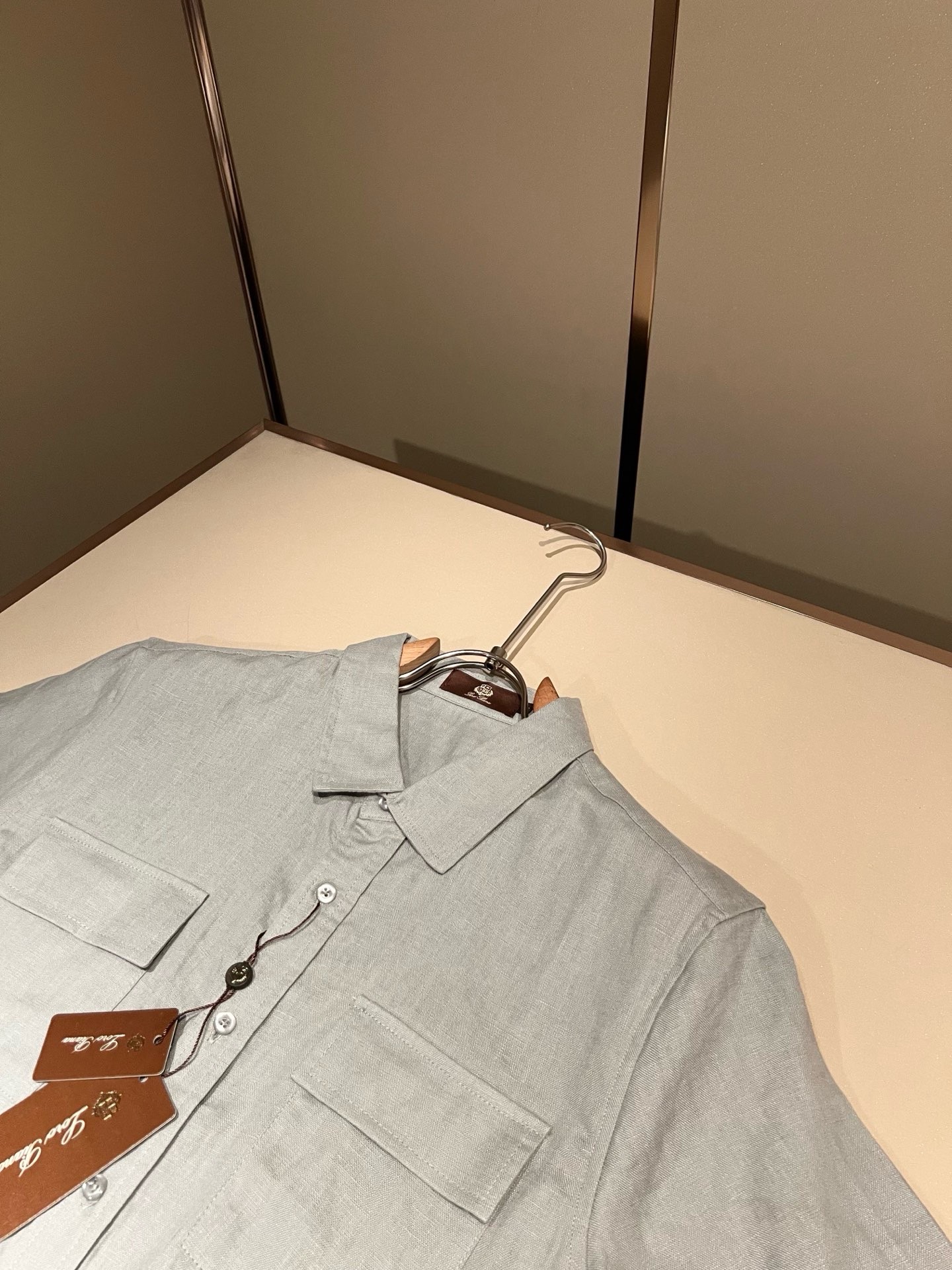 Loro Piana诺悠翩雅 2026春夏男士最新的贸易订单翻领衬衣,全品相!!采用logo刺绣图案设计!上身舒适透气, Loro Piana诺悠翩雅 2026春夏男士最新的贸易订单翻领衬衣,全品相!!采用logo刺绣图案设计!上身舒适透气,