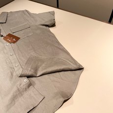 Loro Piana诺悠翩雅 2026春夏男士最新的贸易订单翻领衬衣,全品相!!采用logo刺绣图案设计!上身舒适透气, Loro Piana诺悠翩雅 2026春夏男士最新的贸易订单翻领衬衣,全品相!!采用logo刺绣图案设计!上身舒适透气,