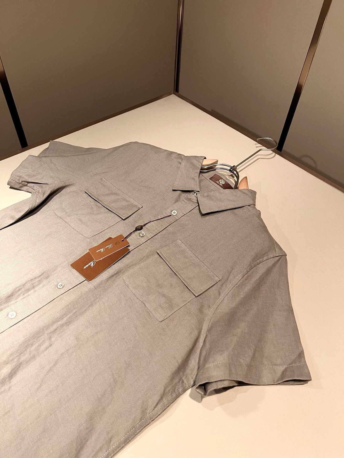 Loro Piana诺悠翩雅 2026春夏男士最新的贸易订单翻领衬衣,全品相!!采用logo刺绣图案设计!上身舒适透气, Loro Piana诺悠翩雅 2026春夏男士最新的贸易订单翻领衬衣,全品相!!采用logo刺绣图案设计!上身舒适透气,