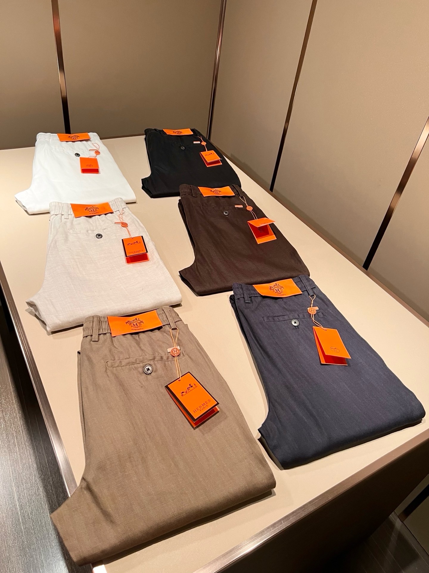 HERM*S 爱*仕 2026春夏男士高端棉麻休闲裤 海外贸易公司渠道订单 !男士休闲修身直筒休闲裤!上海恒隆店在售 HERM*S 爱*仕 2026春夏男士高端棉麻休闲裤 海外贸易公司渠道订单 !男士休闲修身直筒休闲裤!上海恒隆店在售
