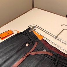 HERM*S 爱*仕 2026春夏男士高端棉麻休闲裤 海外贸易公司渠道订单 !男士休闲修身直筒休闲裤!上海恒隆店在售 HERM*S 爱*仕 2026春夏男士高端棉麻休闲裤 海外贸易公司渠道订单 !男士休闲修身直筒休闲裤!上海恒隆店在售