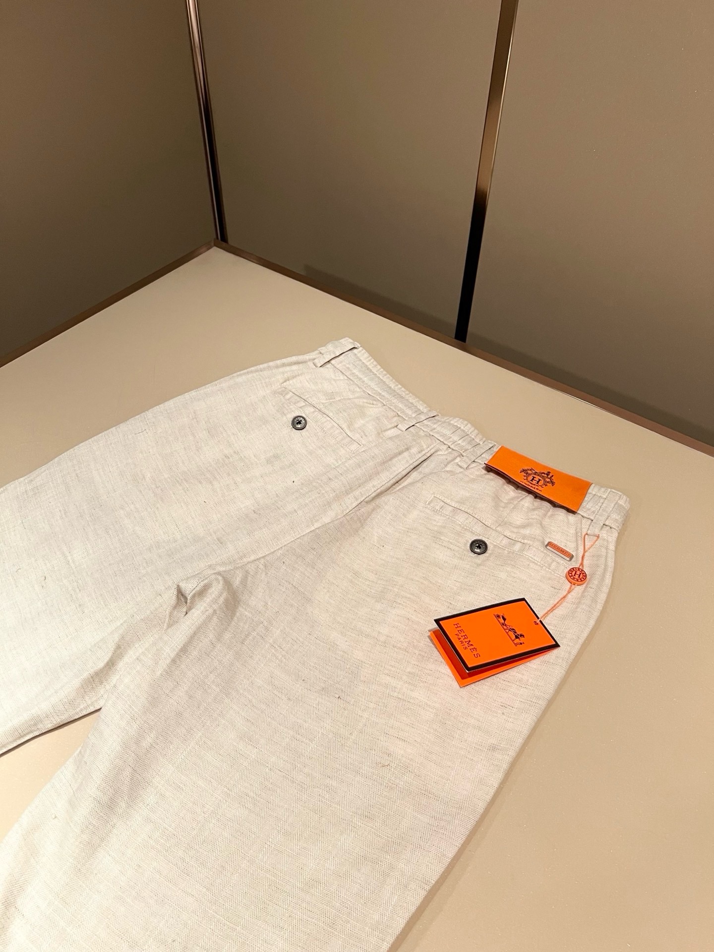 HERM*S 爱*仕 2026春夏男士高端棉麻休闲裤 海外贸易公司渠道订单 !男士休闲修身直筒休闲裤!上海恒隆店在售 HERM*S 爱*仕 2026春夏男士高端棉麻休闲裤 海外贸易公司渠道订单 !男士休闲修身直筒休闲裤!上海恒隆店在售