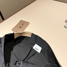 BURBER*Y巴*莉 2026春夏男士休闲西裤,男士经典基础款小直筒裤 简洁纯色百搭款五金logo辅料配合 经典内里英 BURBER*Y巴*莉 2026春夏男士休闲西裤,男士经典基础款小直筒裤 简洁纯色百搭款五金logo辅料配合 经典内里英