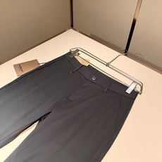 BURBER*Y巴*莉 2026春夏男士休闲西裤,男士经典基础款小直筒裤 简洁纯色百搭款五金logo辅料配合 经典内里英 BURBER*Y巴*莉 2026春夏男士休闲西裤,男士经典基础款小直筒裤 简洁纯色百搭款五金logo辅料配合 经典内里英
