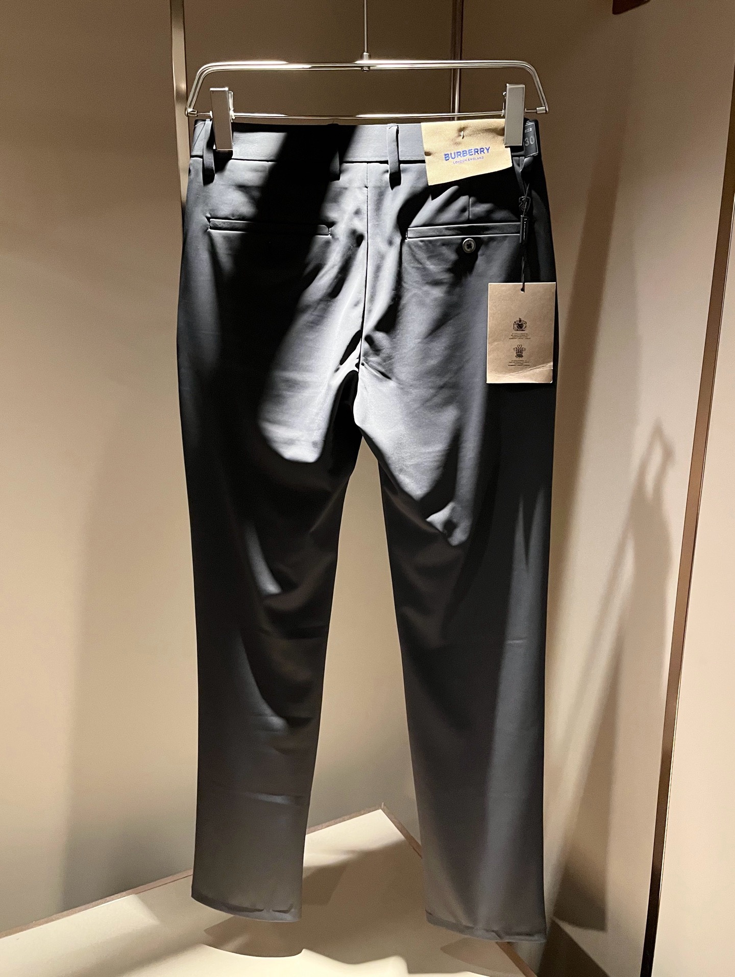 BURBER*Y巴*莉 2026春夏男士休闲西裤,男士经典基础款小直筒裤 简洁纯色百搭款五金logo辅料配合 经典内里英 BURBER*Y巴*莉 2026春夏男士休闲西裤,男士经典基础款小直筒裤 简洁纯色百搭款五金logo辅料配合 经典内里英