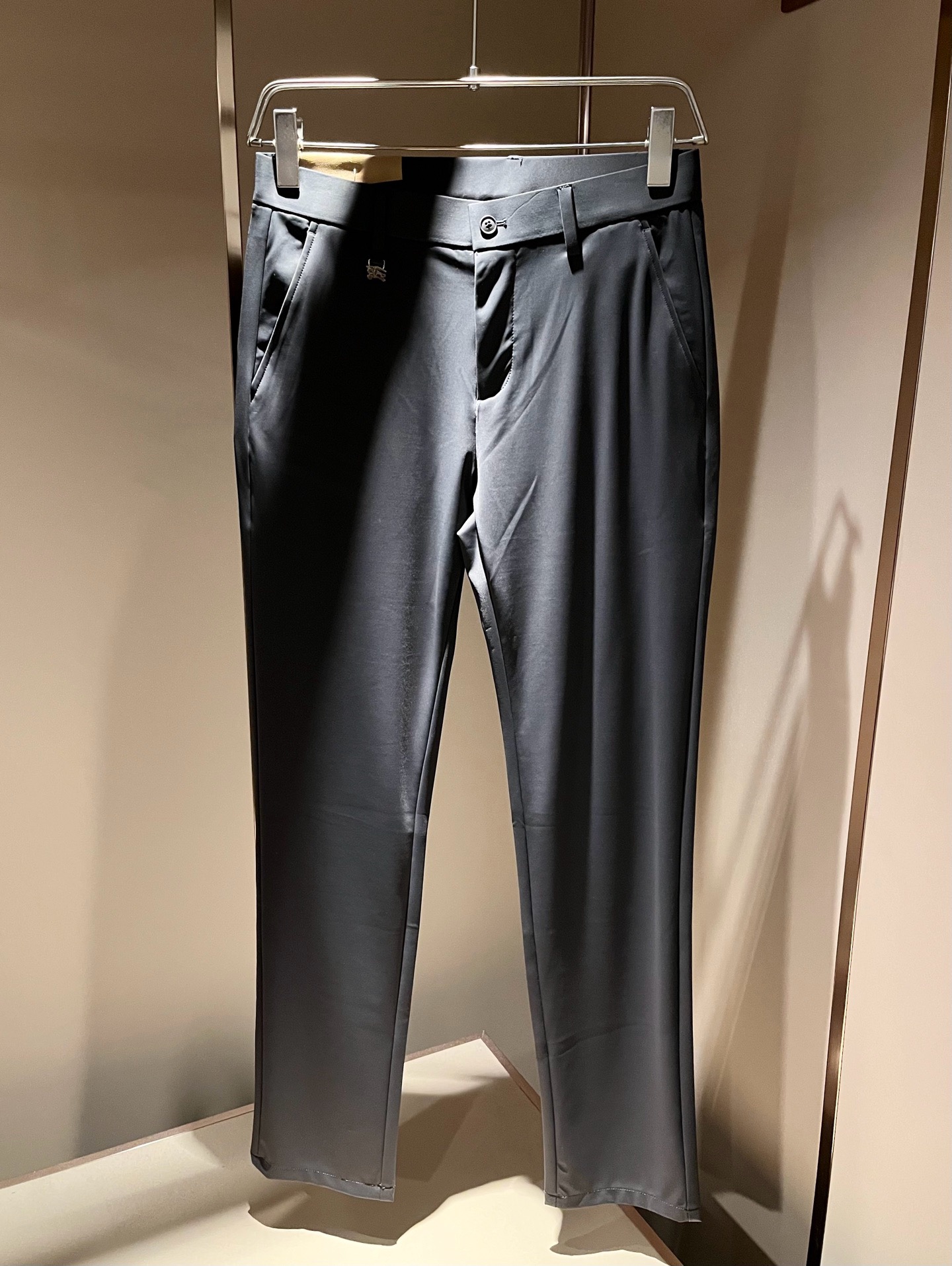 BURBER*Y巴*莉 2026春夏男士休闲西裤,男士经典基础款小直筒裤 简洁纯色百搭款五金logo辅料配合 经典内里英 BURBER*Y巴*莉 2026春夏男士休闲西裤,男士经典基础款小直筒裤 简洁纯色百搭款五金logo辅料配合 经典内里英