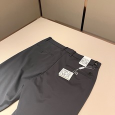 LO*WE/罗*威2026春夏新品男士时装款高端休闲西裤裤,香港洋行渠道货,日本原厂出品,纯血统品质,完美延续了LOE* LO*WE/罗*威2026春夏新品男士时装款高端休闲西裤裤,香港洋行渠道货,日本原厂出品,纯血统品质,完美延续了LOE*