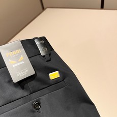 FEN*I 芬*迪2026春夏新款FD休闲小直筒西裤!意大利原厂订单,FD家族人气单品,代表性十足,规格感十足的精品,所 FEN*I 芬*迪2026春夏新款FD休闲小直筒西裤!意大利原厂订单,FD家族人气单品,代表性十足,规格感十足的精品,所