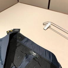 FEN*I 芬*迪2026春夏新款FD休闲小直筒西裤!意大利原厂订单,FD家族人气单品,代表性十足,规格感十足的精品,所 FEN*I 芬*迪2026春夏新款FD休闲小直筒西裤!意大利原厂订单,FD家族人气单品,代表性十足,规格感十足的精品,所