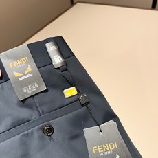 FEN*I 芬*迪2026春夏新款FD休闲小直筒西裤!意大利原厂订单,FD家族人气单品,代表性十足,规格感十足的精品,所 FEN*I 芬*迪2026春夏新款FD休闲小直筒西裤!意大利原厂订单,FD家族人气单品,代表性十足,规格感十足的精品,所