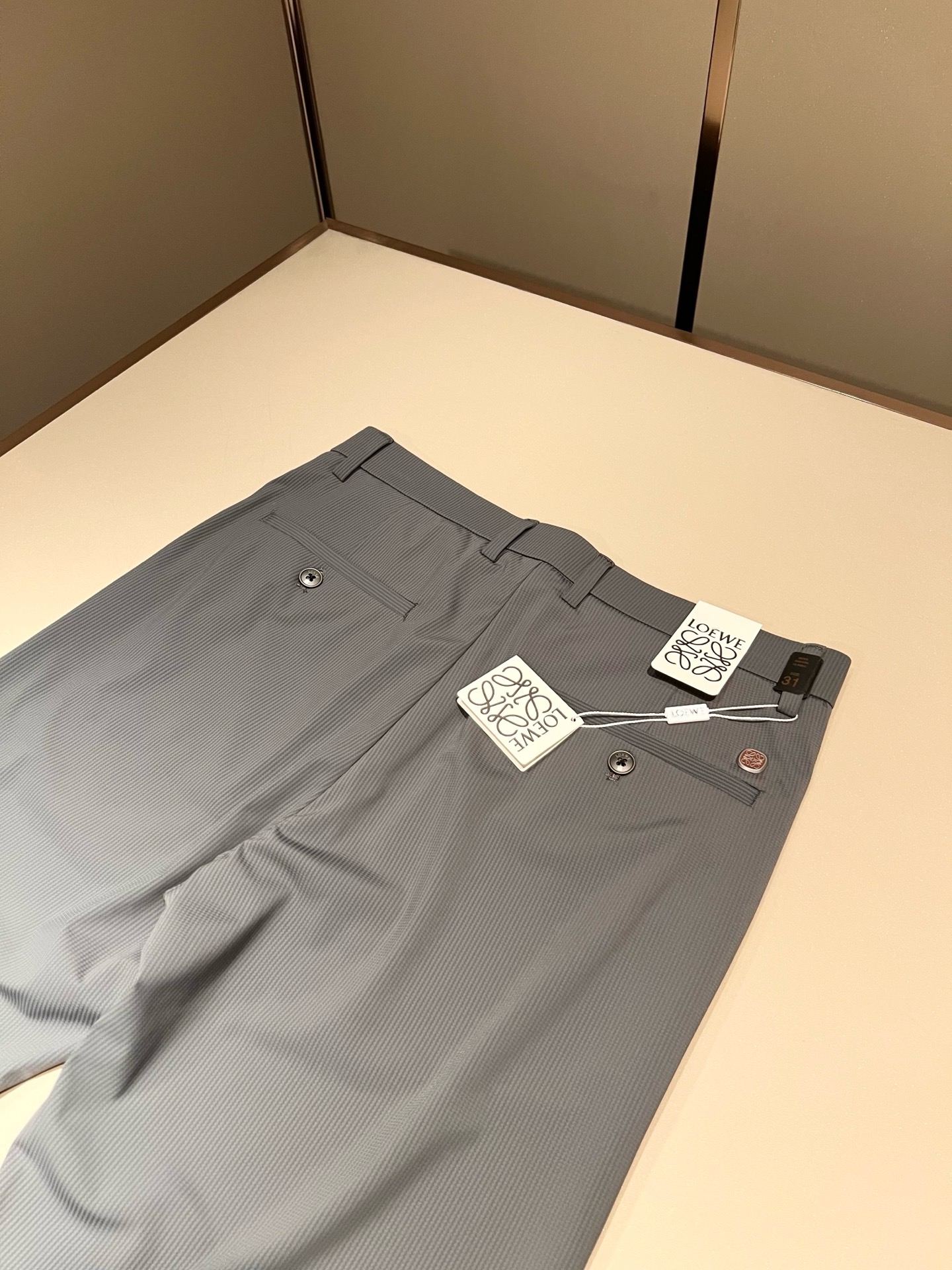LO*WE/罗*威2026春夏新品男士时装款高端休闲西裤裤，香港洋行渠道货，日本原厂出品，纯血统品质，完美延续了LOE*