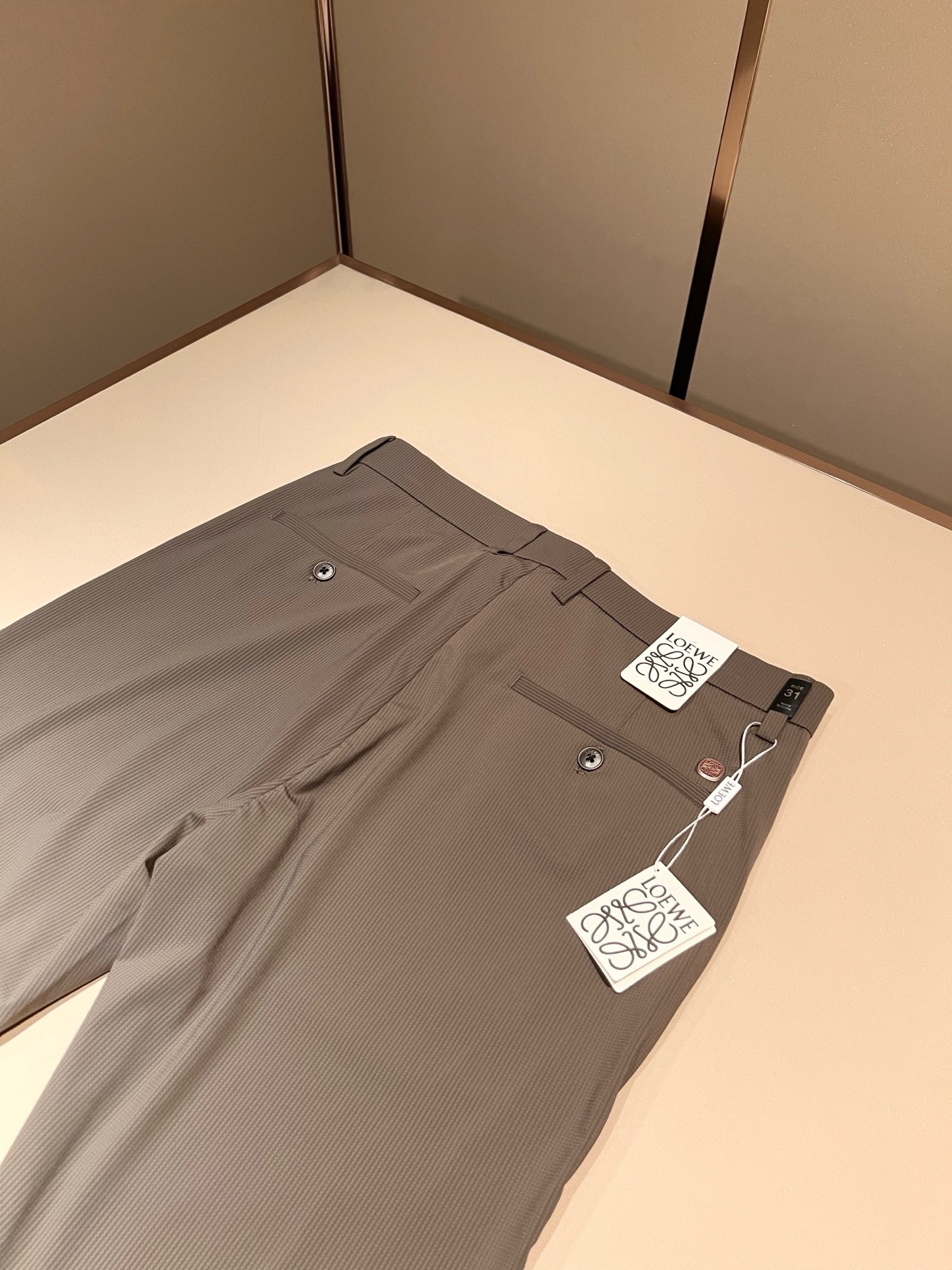 LO*WE/罗*威2026春夏新品男士时装款高端休闲西裤裤，香港洋行渠道货，日本原厂出品，纯血统品质，完美延续了LOE*