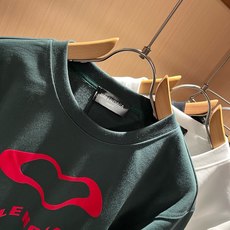 BALENCIA*巴黎*家 2026秋冬最新款百搭卫衣,男女同款👫❤️经典标志图案字母logo图案印花工艺设计!!贸易公 BALENCIA*巴黎*家 2026秋冬最新款百搭卫衣,男女同款👫❤️经典标志图案字母logo图案印花工艺设计!!贸易公
