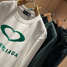 BALENCIA*巴黎*家 2026秋冬最新款百搭卫衣,男女同款👫❤️经典标志图案字母logo图案印花工艺设计!!贸易公 BALENCIA*巴黎*家 2026秋冬最新款百搭卫衣,男女同款👫❤️经典标志图案字母logo图案印花工艺设计!!贸易公
