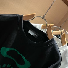 BALENCIA*巴黎*家 2026秋冬最新款百搭卫衣,男女同款👫❤️经典标志图案字母logo图案印花工艺设计!!贸易公 BALENCIA*巴黎*家 2026秋冬最新款百搭卫衣,男女同款👫❤️经典标志图案字母logo图案印花工艺设计!!贸易公