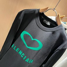 BALENCIA*巴黎*家 2026秋冬最新款百搭卫衣,男女同款👫❤️经典标志图案字母logo图案印花工艺设计!!贸易公 BALENCIA*巴黎*家 2026秋冬最新款百搭卫衣,男女同款👫❤️经典标志图案字母logo图案印花工艺设计!!贸易公