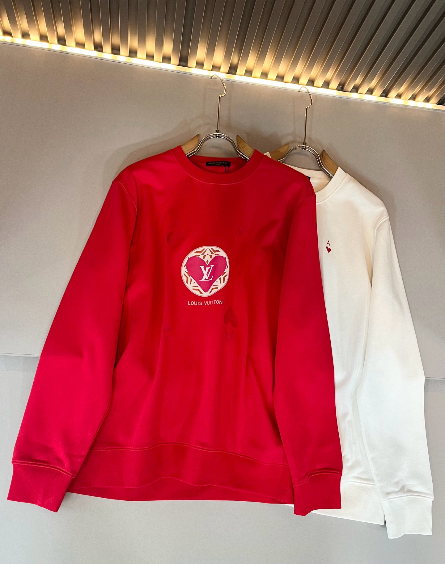 LouisVuitt*路易*登 2026卫衣全新系列单品上线，非常时髦前卫的一款男女同款短袖T恤，标识logo图案压胶工