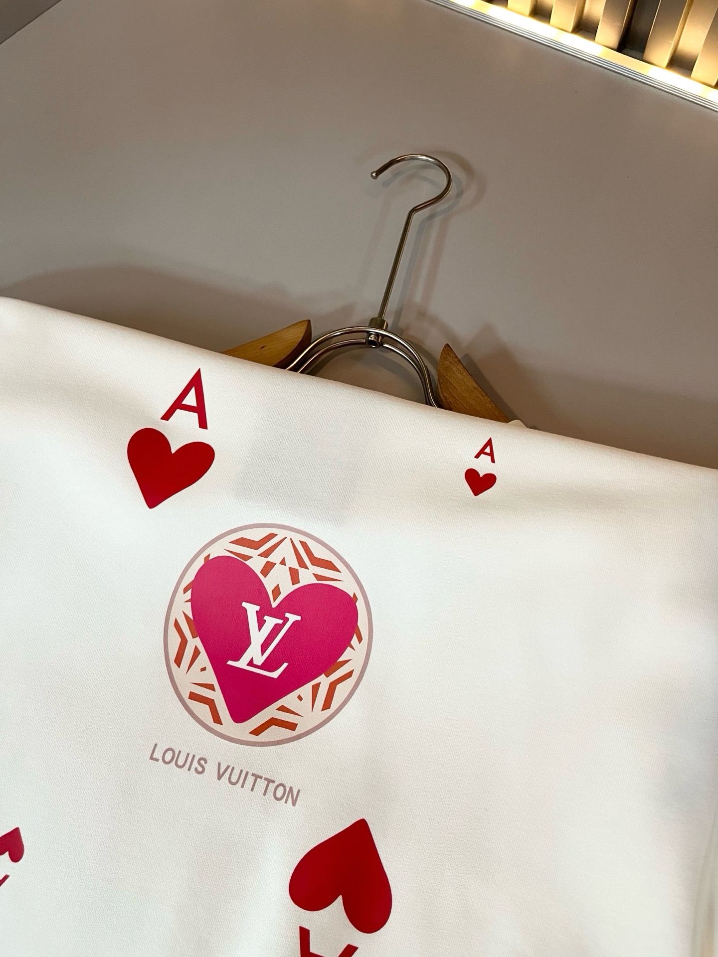 LouisVuitt*路易*登 2026卫衣全新系列单品上线，非常时髦前卫的一款男女同款短袖T恤，标识logo图案压胶工