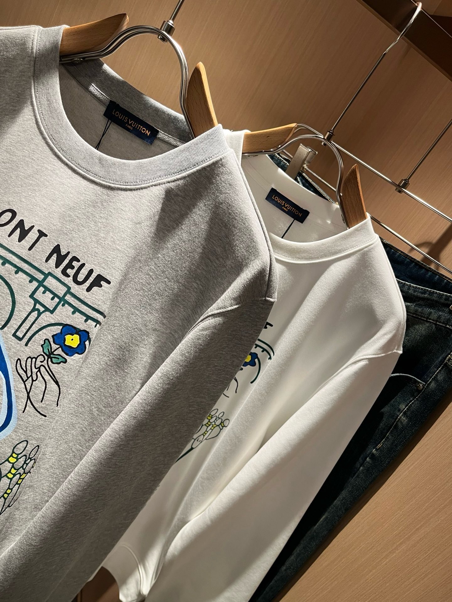 LouisVuitt*路易*登 2026秋冬卫衣全新系列单品上线，非常时髦前卫的一款男女同款短袖T恤，标识logo图案印