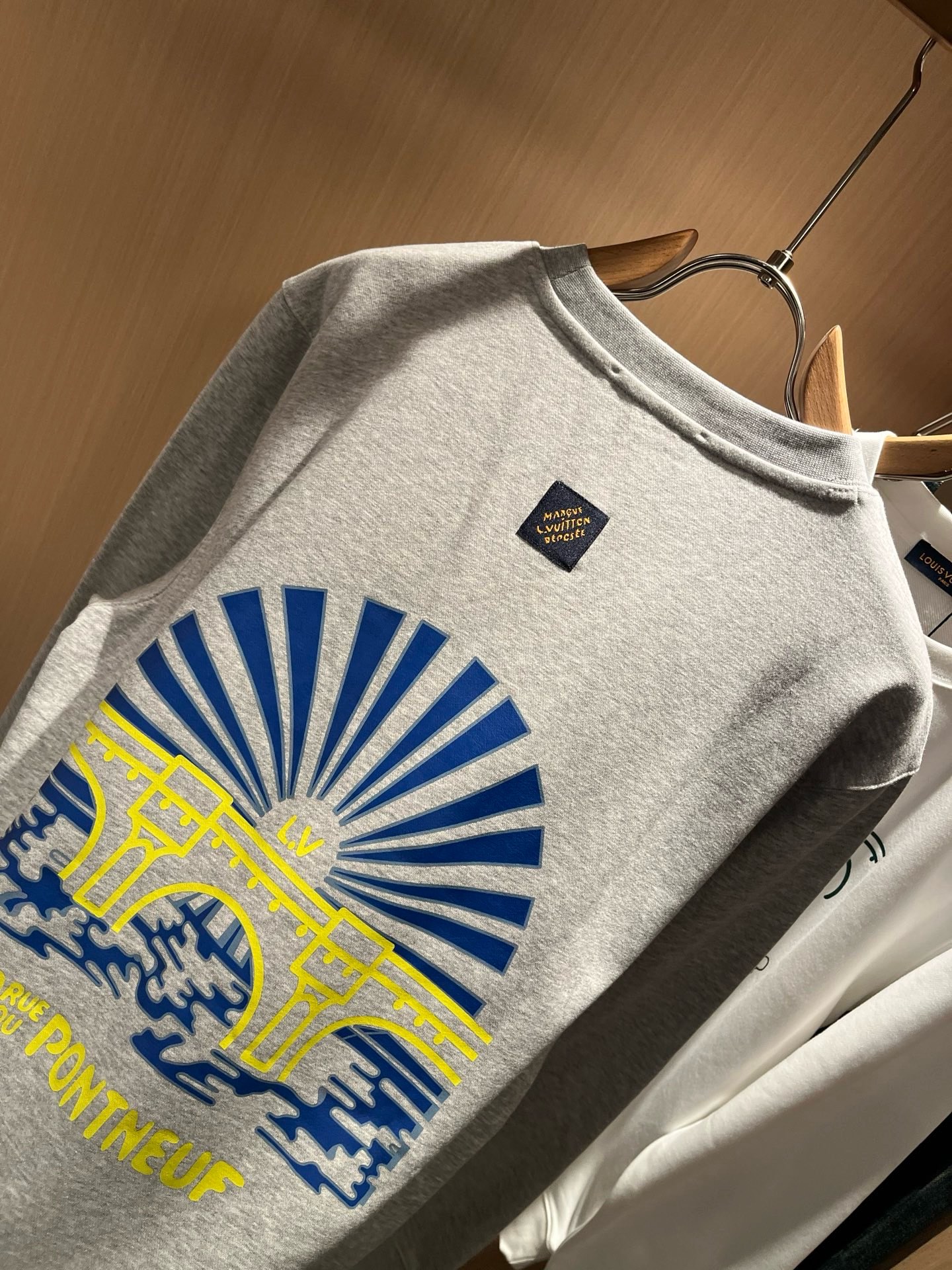 LouisVuitt*路易*登 2026秋冬卫衣全新系列单品上线，非常时髦前卫的一款男女同款短袖T恤，标识logo图案印