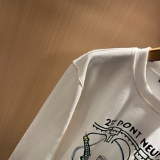 LouisVuitt*路易*登 2026秋冬卫衣全新系列单品上线,非常时髦前卫的一款男女同款短袖T恤,标识logo图案印 LouisVuitt*路易*登 2026秋冬卫衣全新系列单品上线,非常时髦前卫的一款男女同款短袖T恤,标识logo图案印