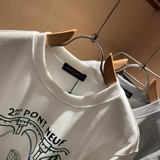 LouisVuitt*路易*登 2026秋冬卫衣全新系列单品上线,非常时髦前卫的一款男女同款短袖T恤,标识logo图案印 LouisVuitt*路易*登 2026秋冬卫衣全新系列单品上线,非常时髦前卫的一款男女同款短袖T恤,标识logo图案印