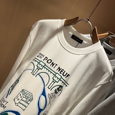 LouisVuitt*路易*登 2026秋冬卫衣全新系列单品上线,非常时髦前卫的一款男女同款短袖T恤,标识logo图案印 LouisVuitt*路易*登 2026秋冬卫衣全新系列单品上线,非常时髦前卫的一款男女同款短袖T恤,标识logo图案印