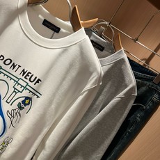 LouisVuitt*路易*登 2026秋冬卫衣全新系列单品上线,非常时髦前卫的一款男女同款短袖T恤,标识logo图案印 LouisVuitt*路易*登 2026秋冬卫衣全新系列单品上线,非常时髦前卫的一款男女同款短袖T恤,标识logo图案印
