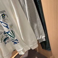 LouisVuitt*路易*登 2026秋冬卫衣全新系列单品上线,非常时髦前卫的一款男女同款短袖T恤,标识logo图案印 LouisVuitt*路易*登 2026秋冬卫衣全新系列单品上线,非常时髦前卫的一款男女同款短袖T恤,标识logo图案印