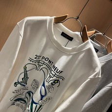 LouisVuitt*路易*登 2026秋冬卫衣全新系列单品上线,非常时髦前卫的一款男女同款短袖T恤,标识logo图案印 LouisVuitt*路易*登 2026秋冬卫衣全新系列单品上线,非常时髦前卫的一款男女同款短袖T恤,标识logo图案印