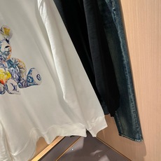 LouisVuitt*路易*登 2026秋冬卫衣全新系列单品上线,非常时髦前卫的一款男女同款短袖T恤,标识logo图案印 LouisVuitt*路易*登 2026秋冬卫衣全新系列单品上线,非常时髦前卫的一款男女同款短袖T恤,标识logo图案印