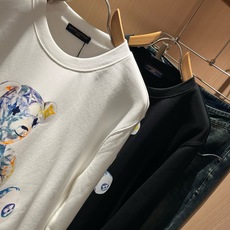 LouisVuitt*路易*登 2026秋冬卫衣全新系列单品上线,非常时髦前卫的一款男女同款短袖T恤,标识logo图案印 LouisVuitt*路易*登 2026秋冬卫衣全新系列单品上线,非常时髦前卫的一款男女同款短袖T恤,标识logo图案印